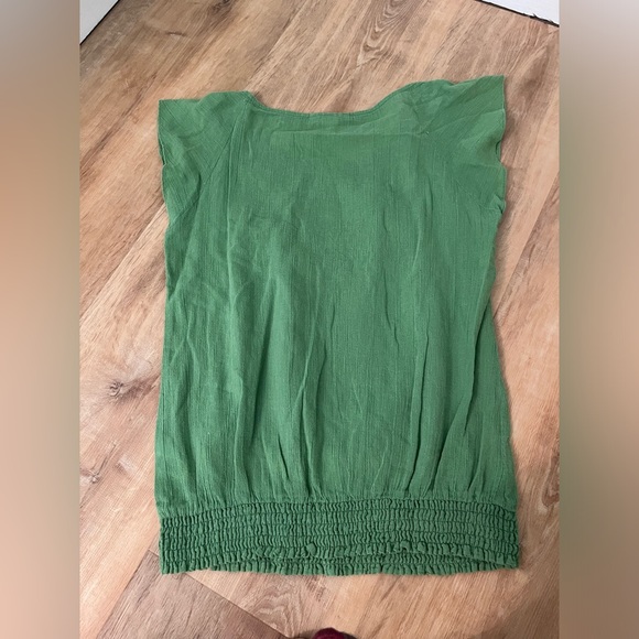 Forever 21 Green Top. Large. - Picture 2 of 3
